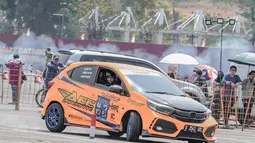 Potret Teuku Ryan saat nge-drift. Dia mengenakan kostum lengkap termasuk atribut keselamatan seperti helm. (Foto: Instagram/ teukuryantr).