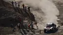 Antusias penonton saat menyaksikan pebalap Peugeot, Sebastien Loeb dan asistennya Daniel Elena melintasi areal gersang pada etape ke-10 antara Rally Dakar 2017 antara Chilecito dan San Juan di Argentina (12/1/2017). (AFP/Franck Fife)