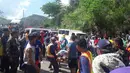 Para korban insiden bus yang terjun ke jurang dibawa menuju rumah sakit di Provinsi Nueva Ecija di Filipina Utara, Selasa (18/4). Menurut identifikasi, bus ini memang kurang terpelihara serta fitur keselamatannya kurang memadai. (Handout/MDRRMO/AFP)
