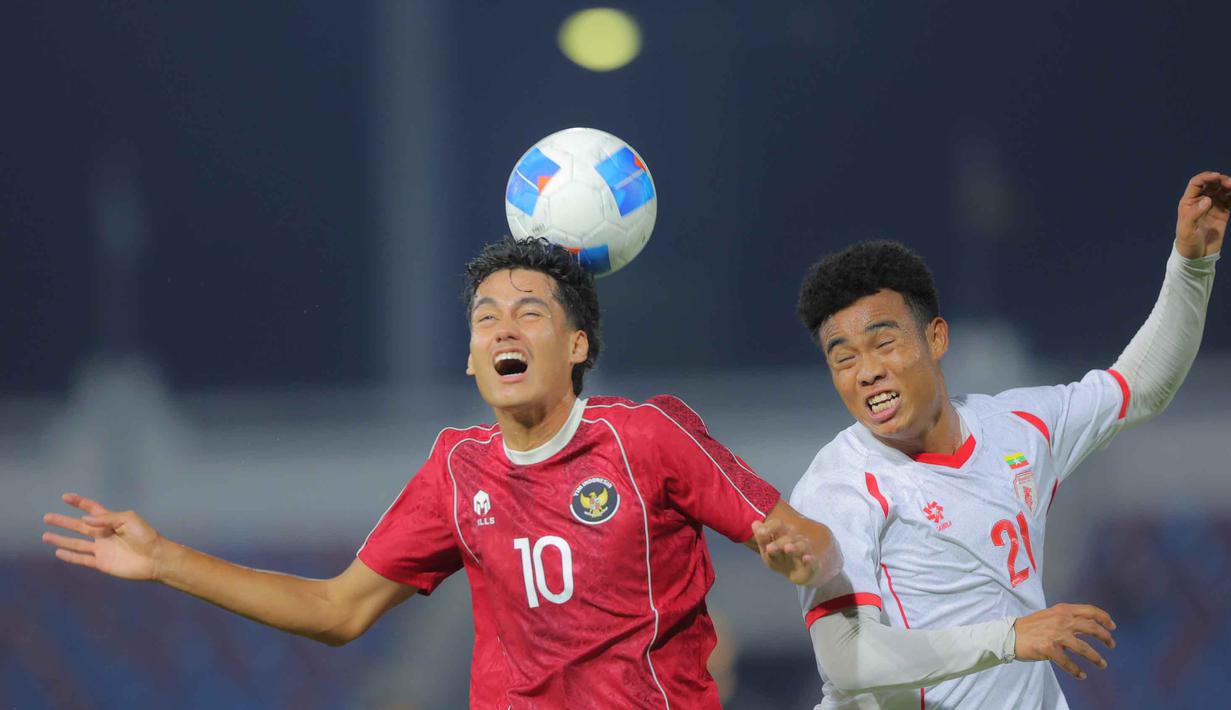 Beruntung, Garuda Muda bisa membalikkan keadaan dan meraih kemenangan berkat gol Toni Firmansyah pada menit ke-45 dan brace Jens Raven (89', 90+5'). Pemain depan Timnas Indonesia U-22, Rafael William Struick (kiri) berbut bola dengan Naing Oakkar pada pertandingan Grup C SEA Games 2025 di The 700th Anniversary of Chiang Mai Stadium, Thailand, Jumat (12/12/2025). (Bola.com/Bagaskara Lazuardi)
