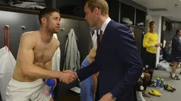Pangeran William menyalami salah satu pemain Inggris, Gary Cahill (kanan) di ruang ganti setelah laga persahabatan internasional melawan Peru di Stadion Wembley, London, (31/5/2014). (REUTERS/Michael Regan)