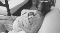 Lihat Cynthia Lamusu Mandikan Bayi Kembarnya, Netizen Curhat