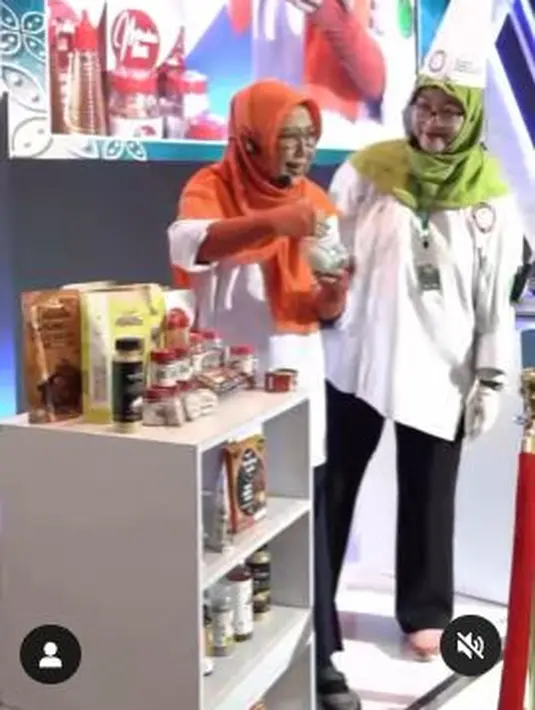 <p>Sisca Soewitomo, tengah memberikan keterangan kepada salah satu chef yang ikut dalam persiapan Road to World Halal Chef Competition 2023. (Foto: Instagram/@sisca.soewitomo)</p>