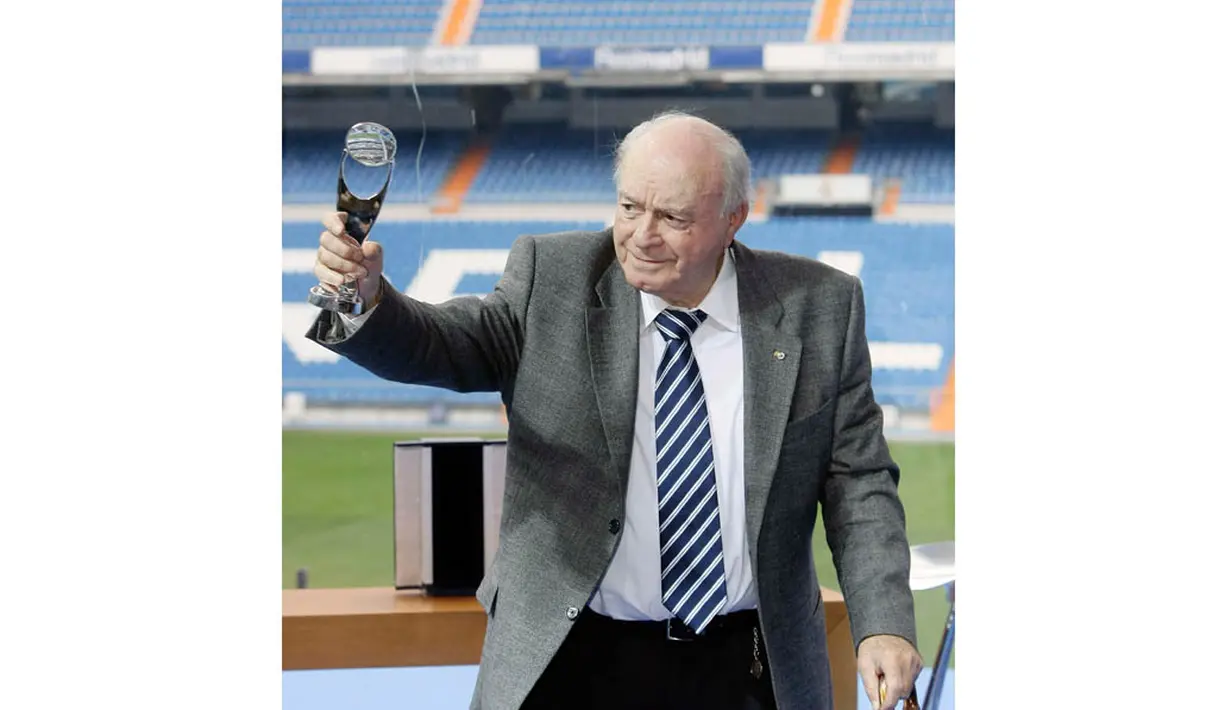 Alfredo Di Stefano wafat pukul 17.15 waktu setempat pada usia 88 tahun akibat gagal jantung di Rumah Sakit Umum Universitario Gregorio Marañón di Madrid, Senin (7/7/14). (REUTERS/Andrea Comas)