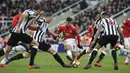 Pemain Manchester United, Alexis Sanchez (tengah)  menerobos pertahanan Newcastle United pada laga Premier League di St James' Park, Newcastle, (11/2/2018). Necastle menang 1-0 atas Manchester United. (AFP/Lindsey Parnaby)