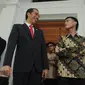 Anak pertama Jokowi, Gibran Rakabumi, yang berprofesi sebagai pengusaha katering, bersama ayahnya, Jakarta, (20/10/14). (Liputan6.com/Herman Zakharia) 