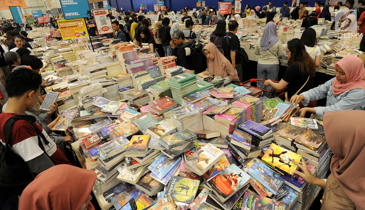 Pegunjung memadati bazar buku Big Bad Wolf 2019 di ICE BSD City, Tangerang, Minggu (3/3). Bazar buku terbesar yang dibuka mulai 1 - 11 Maret menghadirkan 5,5 juta buku terbaru. (merdeka.com/Arie Basuki)