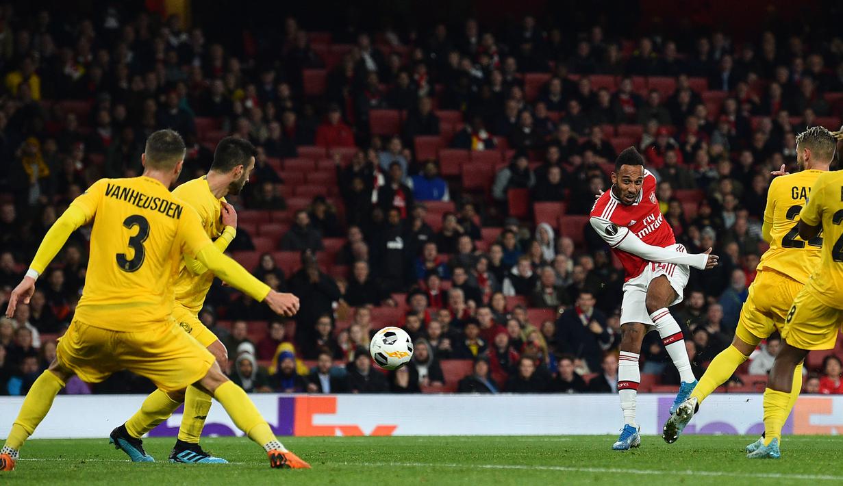 Penyerang Arsenal, Pierre-Emerick Aubameyang (tengah) menendang bola dari kawalan empat pemain Standard Liege pada lanjutan pertandingan grup F Liga Europa di Stadion Emirates, London (3/10/2019). Arsenal menang telak 4-0 atas Standard Liege. (AFP Photo/Glyn Kirk)