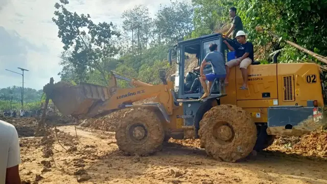 Proses pembukaan dan pembersihan jalan akses dari Sumatra Utara menuju Aceh Tamiang.