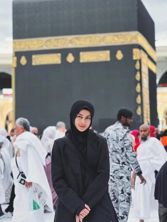 Sintya Marisca kenakan hijab dan blazer hitam yang lapisi busana muslim saat umroh. [@sintyamarisca]
