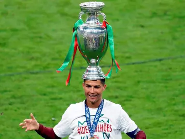 Cristiano Ronaldo kawinkan gelar Juara Piala Eropa 2016 dan Liga Champions 2016 setelah Portugal mengalahkan Prancis 1-0 pada laga final Piala Eropa 2016 di Stade de France, Saint-Denis, Senin (11/7/2016) dini hari WIB. (Reuters/Charles Platiau)
