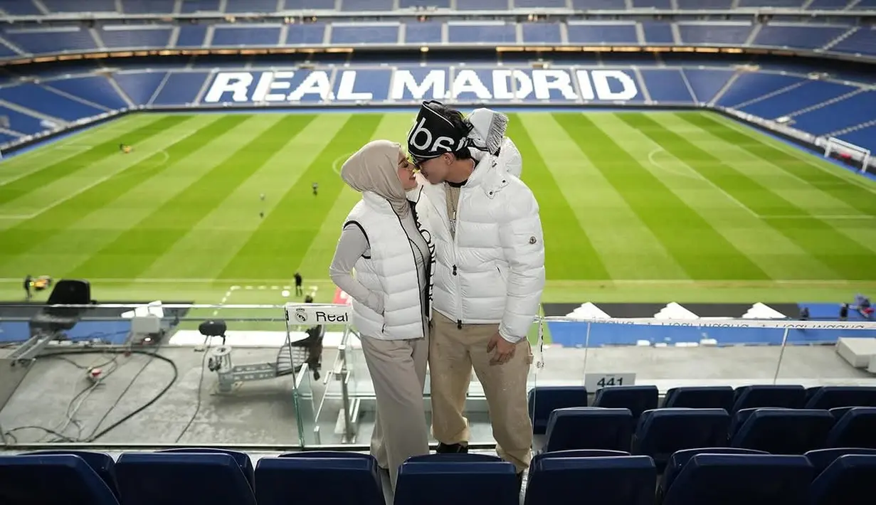 Selama liburan, mereka kerap berbagi momen bersama pasangan masing-masing. Pilihan gaya busana mereka yang serasi bisa menjadi inspirasi. [@aurelie.hermansyah].