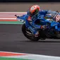 Motor Suzuki GSX-RR yang dikendarai Alex Rins terbakar saat mengikuti sesi latihan bebas keempat (FP4) MotoGP Mandalika 2022, Sabtu (19/3/2022). (AFP/Bay Ismoyo)