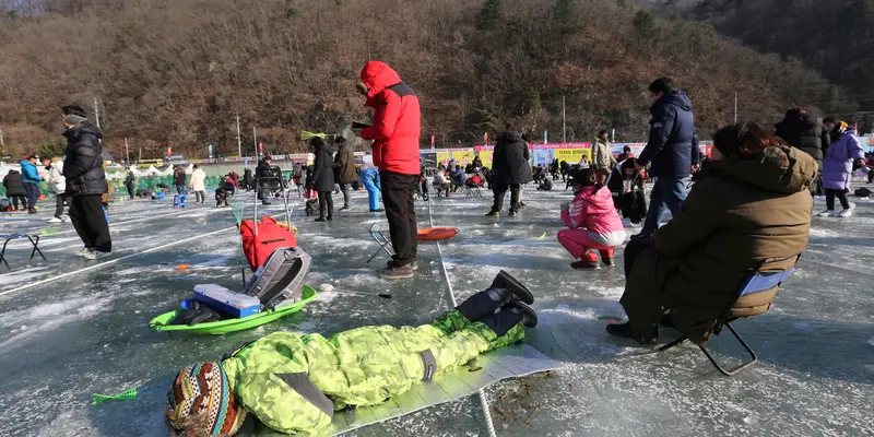 Memancing Ikan di Sungai Beku Korea Selatan