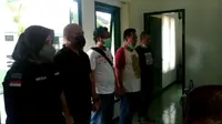 Kasatreskoba Polresta Malang Kota, Kompol Anria Rosa Piliang bersama empat anggotanya meminta maaf karena insiden salah gerebek (capture @infokomando)