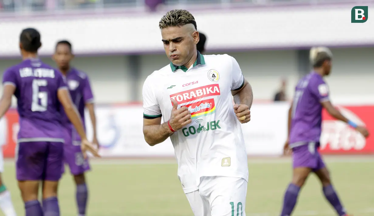 Striker PSS Sleman, Cristian Gonzales, saat melawan Persita Tangerang pada laga Liga 2 di Stadion Benteng Taruna, Tangerang, Jumat (26/10/2018). Kedua tim bermain imbang 1-1. (Bola.com/M Iqbal Ichsan)