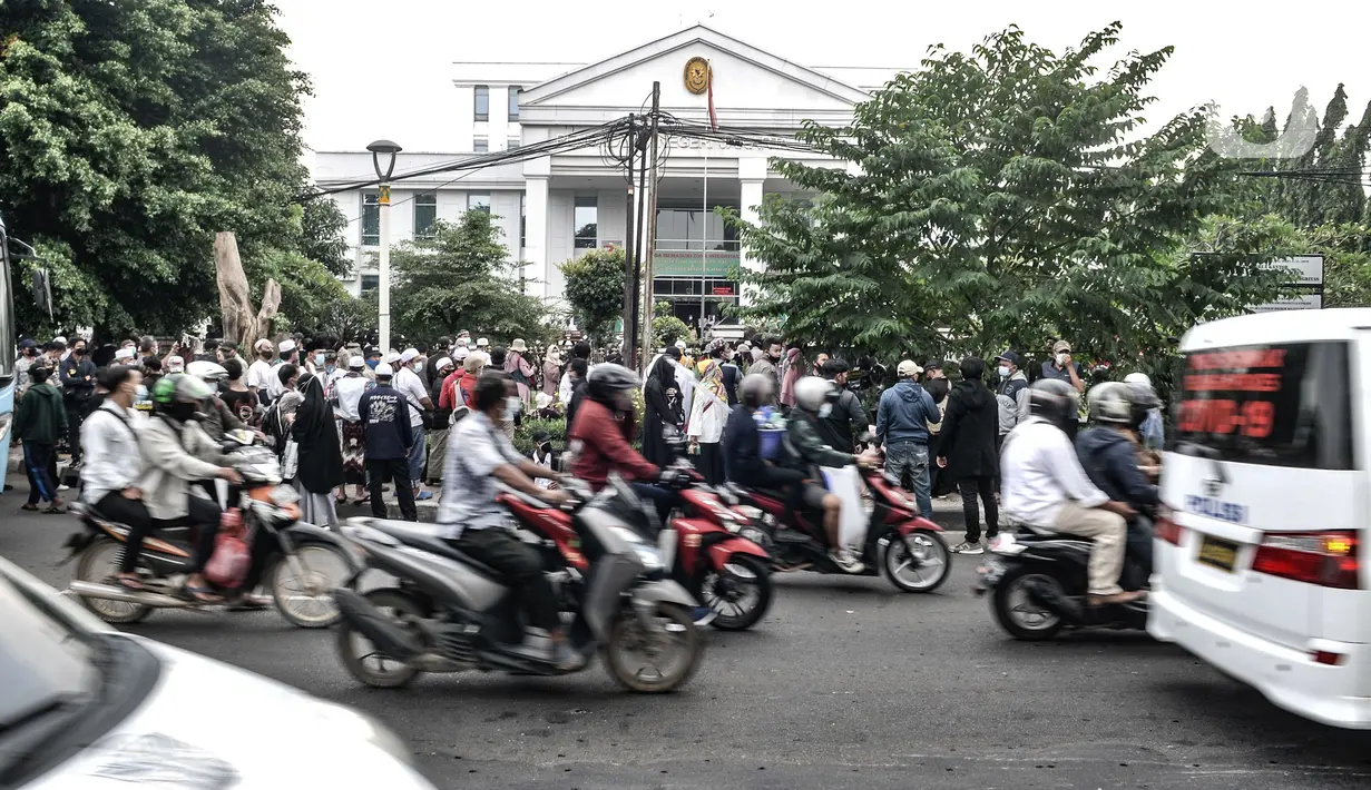 Massa pendukung memadati Pengadilan Negeri Jakarta Timur saat sidang perdana Rizieq Shihab, Jakarta, Selasa (16/3/2021). Massa mendatangi PN Jakarta Timur untuk menyaksikan sidang Rizieq Shihab terkait kasus kerumunan dan tes usap meski digelar secara virtual. (merdeka.com/Iqbal S. Nugroho)