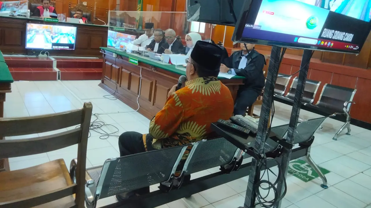 Wali Kota Blitar Santoso saat menjadi saksi terhadap terdakwa Samanhudi Anwar dalam sidang di Pengadilan Negeri (PN) Surabaya. (Istimewa)