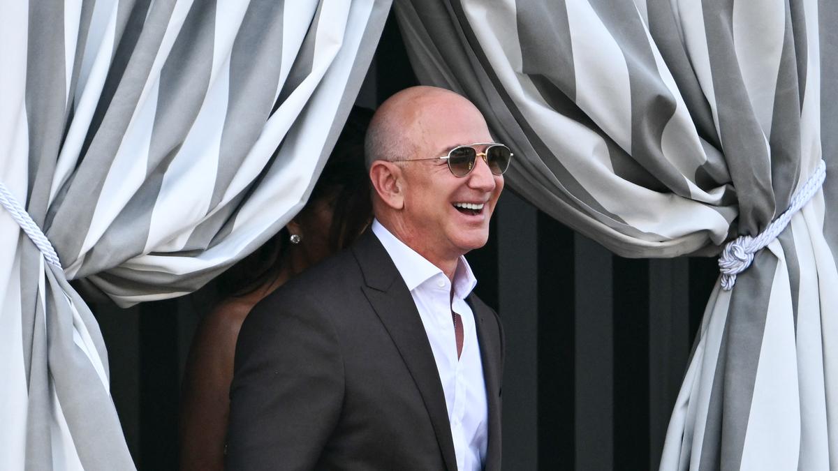 Jeff Bezos Jual Saham Amazon Senilai Rp 11,9 Triliun, Ada Apa?