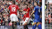 Juan Mata dan Marcus Rashford merayakan gol ke gawang Leicester City pada laga Premier League di Stadion Old Trafford, Sabtu (24/9/2016) WIB. (Action Images via Reuters/Carl Recine)