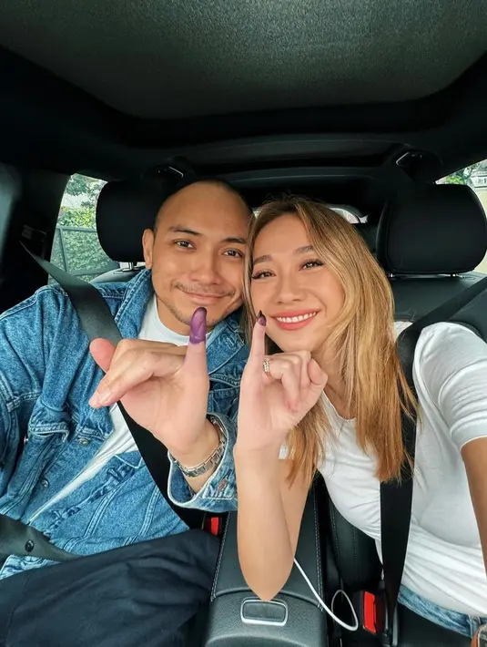 BCL dan Tiko Aryawardhana jadikan touch of denim sebagai outfit nyoblos. BCL padukan celana jeans dan t-shirt putih. Sedangkan Tiko kenakan t-shirt putih dengan jaket jeans [@itsmebcl]