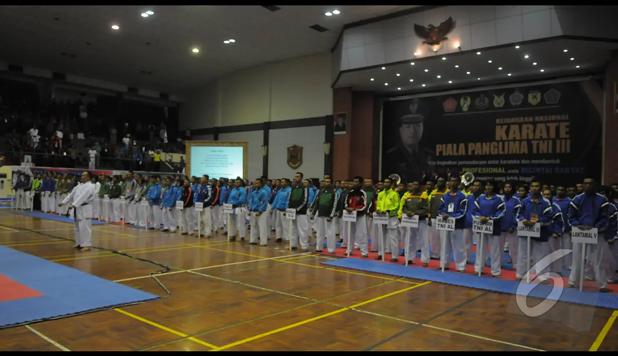 Para peserta berbaris rapi saat mengikuti pembukaan Kejuaraan Nasional (Kejurnas) Karate Panglima TNI III di GOR Ahmad Yani Mabes TNI Cilangkap, Jakarta, Kamis (15/1/2015). (Liputan6.com/Herman Zakharia)