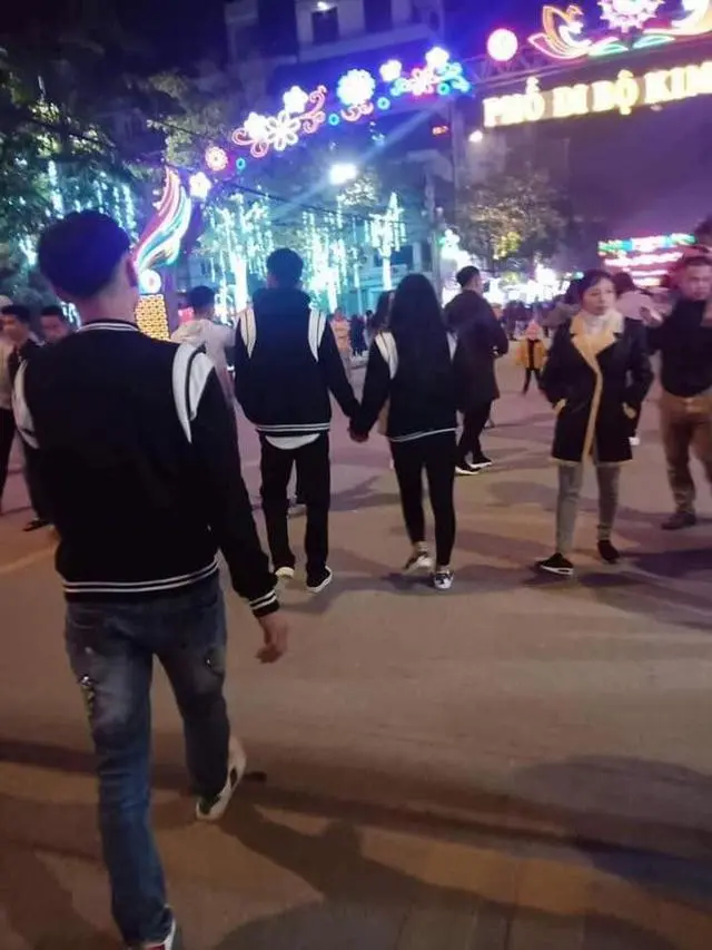 6 Momen Langka 3 Orang Pakai Baju Sama di Tempat Umum, Tak Disengaja