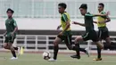 Pemain Timnas Indonesia U-19, David Maulana, menggiring bola saat latihan di Stadion Pakansari, Bogor, Senin (30/9). Latihan ini merupakan persiapan jelang Piala AFF U-19 di Vietnam. (Bola.com/Vitalis Yogi Trisna)