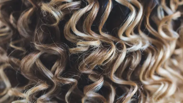 Ilustrasi rambut keriting