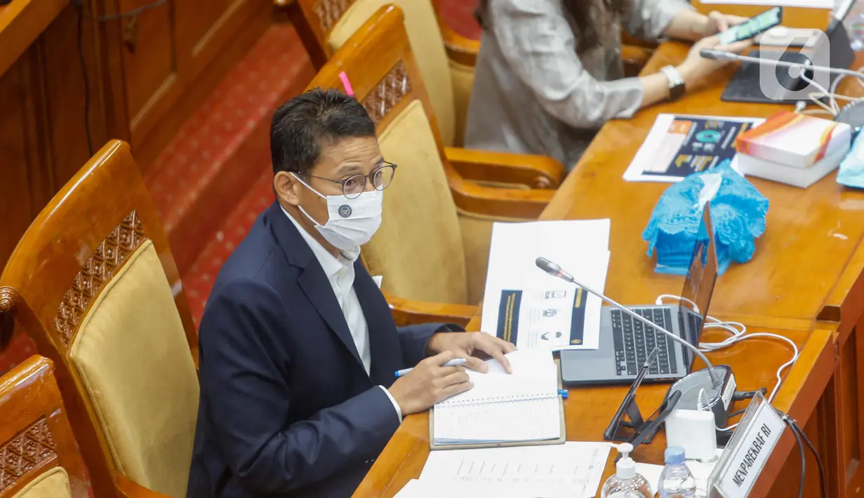Menparekraf Sandiaga Salahuddin Uno saat rapat kerja dengan Komisi X DPR membahas dampak pemotongan anggaran APBN TA 2021 serta isu-isu strategis parekraf di Kompleks Parlemen, Senayan, Jakarta, Kamis (25/3/2021). (Liputan6.com/Angga Yuniar)