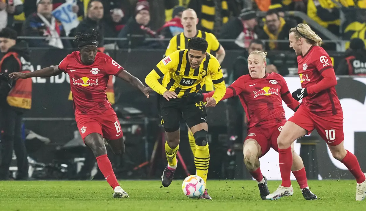 Gelandang Borussia Dortmund, Jude Bellingham (tengah) bersaing dengan pemain RB Leipzig Amadou Haidara, Xaver Schlager dan Emil Forsberg, dalam laga pekan ke-23 Bundesliga atau Liga Jerman 2022/2023 di Signal Iduna Park, Sabtu (4/3/2023) dini hari WIB. Die Borussen --julukan Borussia Dortmund-- menang dengan skor tipis 2-1 atas RB Leipzig. (AP Photo/Martin Meissner)