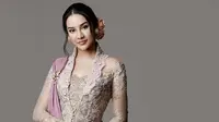 4 Inspirasi Kebaya Ungu ala Selebriti, Anya Geraldine Tampil Bak Ibu Pejabat