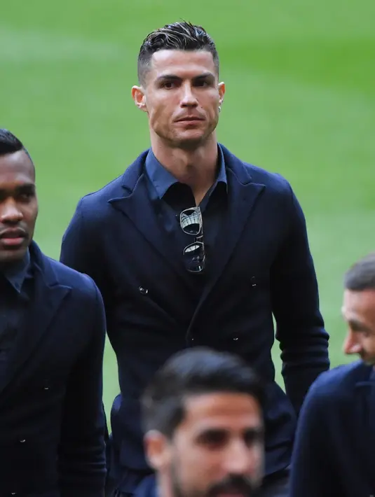 Striker Juventus, Cristiano Ronaldo mengecek lapangan saat melakukan walkabout di Johan Cruyff ArenA di Amsterdam, Belanda (9/4). Juventus akan bertanding melawan Ajax pada leg pertama babak perempatfinal Liga Champions. (AFP Photo/Emmanuel Dunand)