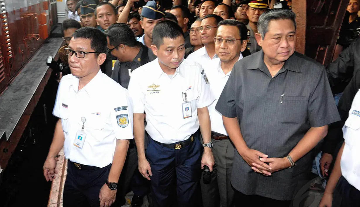 Presiden yang tiba di Stasiun Senen pukul 15.45 WIB itu disambut Direktur Utama PT Kereta Api Ignasius Jonan (dua dari kiri), Kamis (24/7/14). (Liputan6.com/Faizal Fanani)
