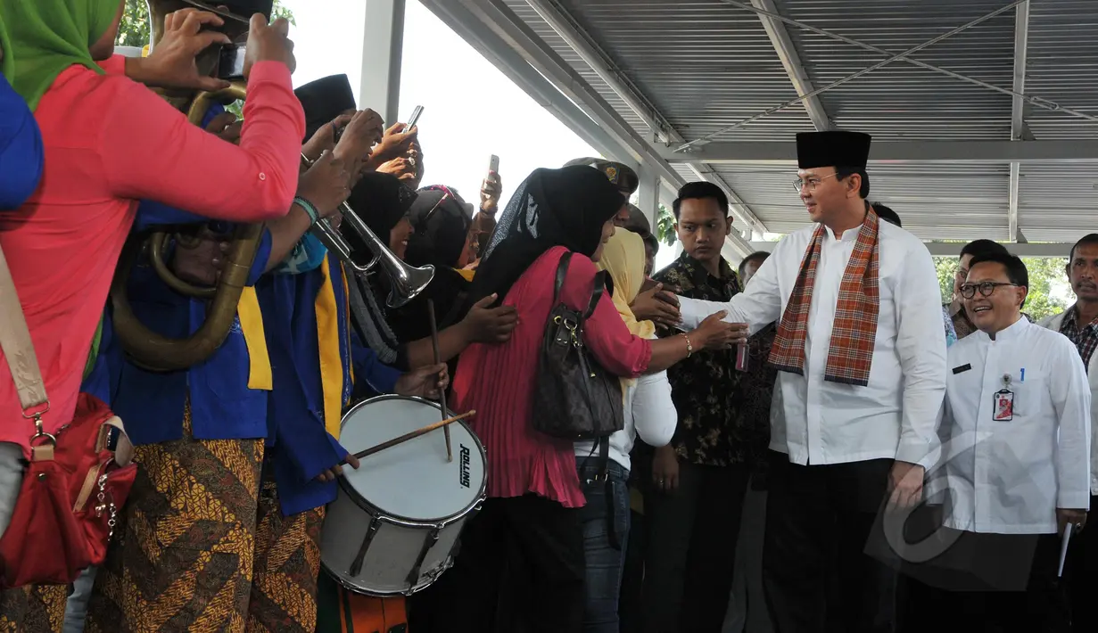 Gubernur DKI Basuki Tjahaja Purnama saat berkeliling seusai meresmikan kantin Lenggang Jakarta di kawasan IRTI Monas, Jakarta, Jumat (22/5). (Liputan6.com/Herman Zakharia)