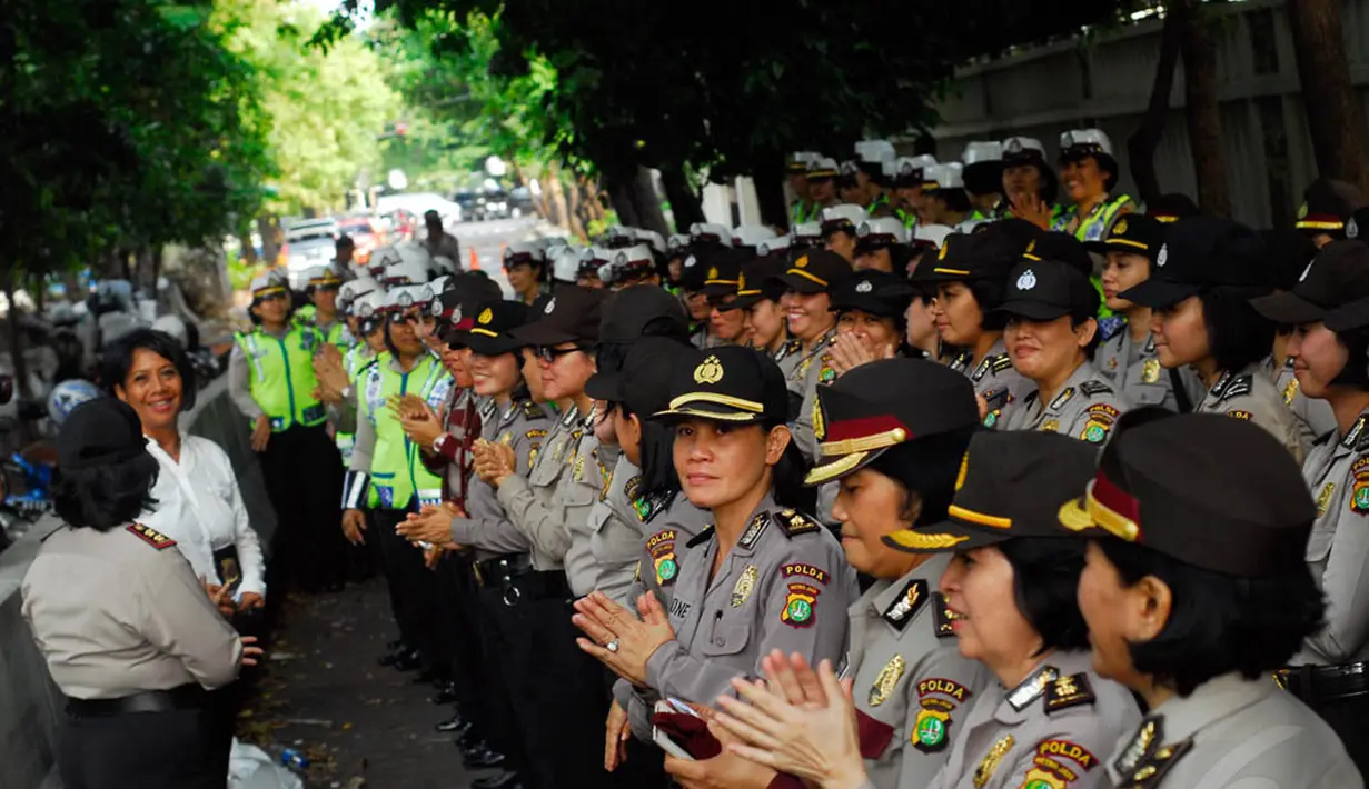 Polwan dari berbagai direktorat diturunkan untuk menjaga demo agar tidak berujung pada hal-hal tak diinginkan, Jakarta, Kamis (21/11/2014). (Liputan6.com/Johan Tallo)