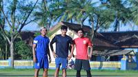 Tiga pemain Arema FC yang tinggal di Kabupaten Malang, Kushedya Hari Yudo, Jayus Hariono, dan Ahmad Alfarizi, rutin melakukan latihan bersama. (Bola.com/Iwan Setiawan)