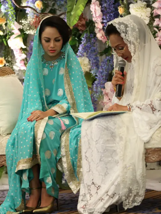Didampingi ibunya Chacha Frederica terlihat mengenakan baju muslimah berwarna hijau tosca di acara pengajiannya yang berlangsung hikmat. (Galih W. Satria/Bintang.com)