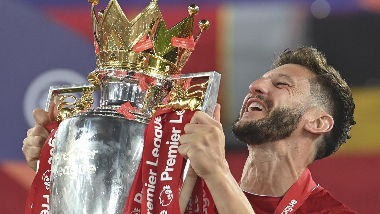 FOTO: Liverpool Angkat Trofi Liga Inggris