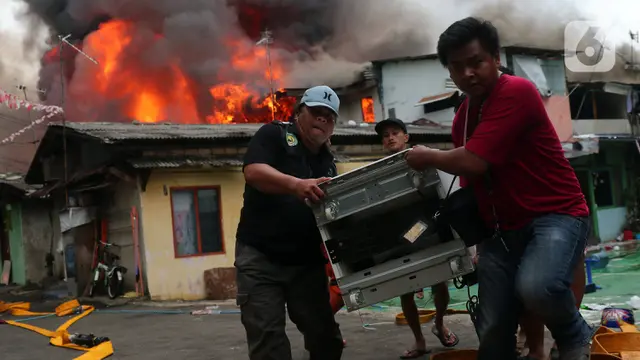 Warga Berjibaku Selamatkan Barang Berharga Saat Kebakaran di Kebayoran Lama