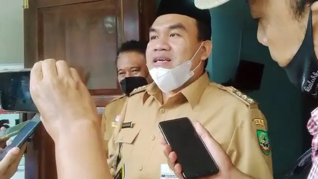 Bupati Blora, Gus Arief Rohman saat diwawancarai awak media. (Liputan6.com/Ahmad Adirin)