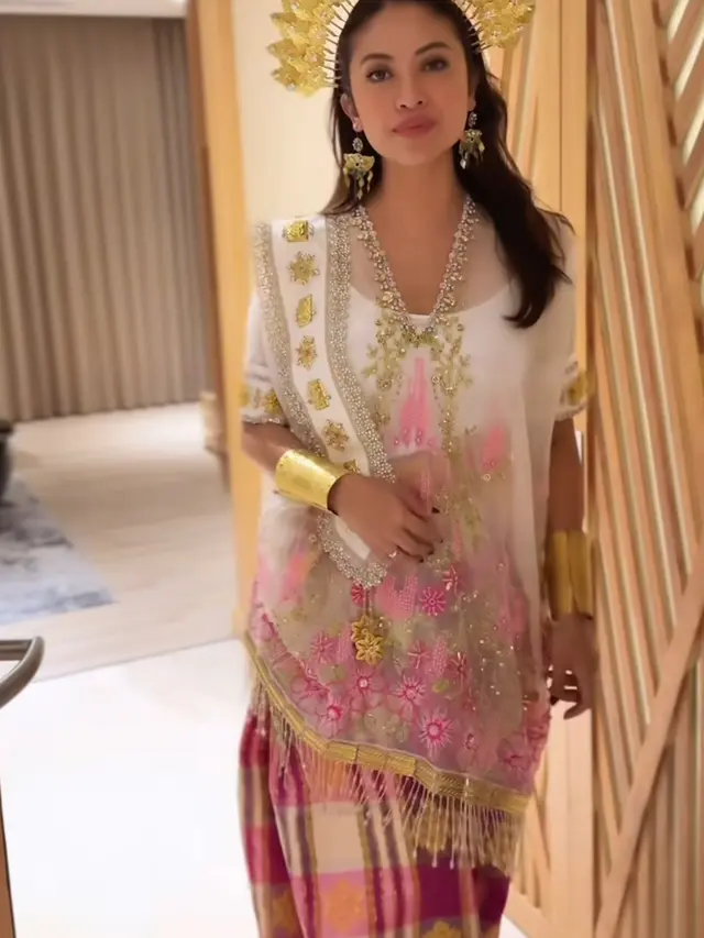Cynthia Riza Istri Giring Tampil dengan Outfit dari Berbagai Daerah Nusantara dari Makassar hingga Papua. [@cynthiaganesha]
