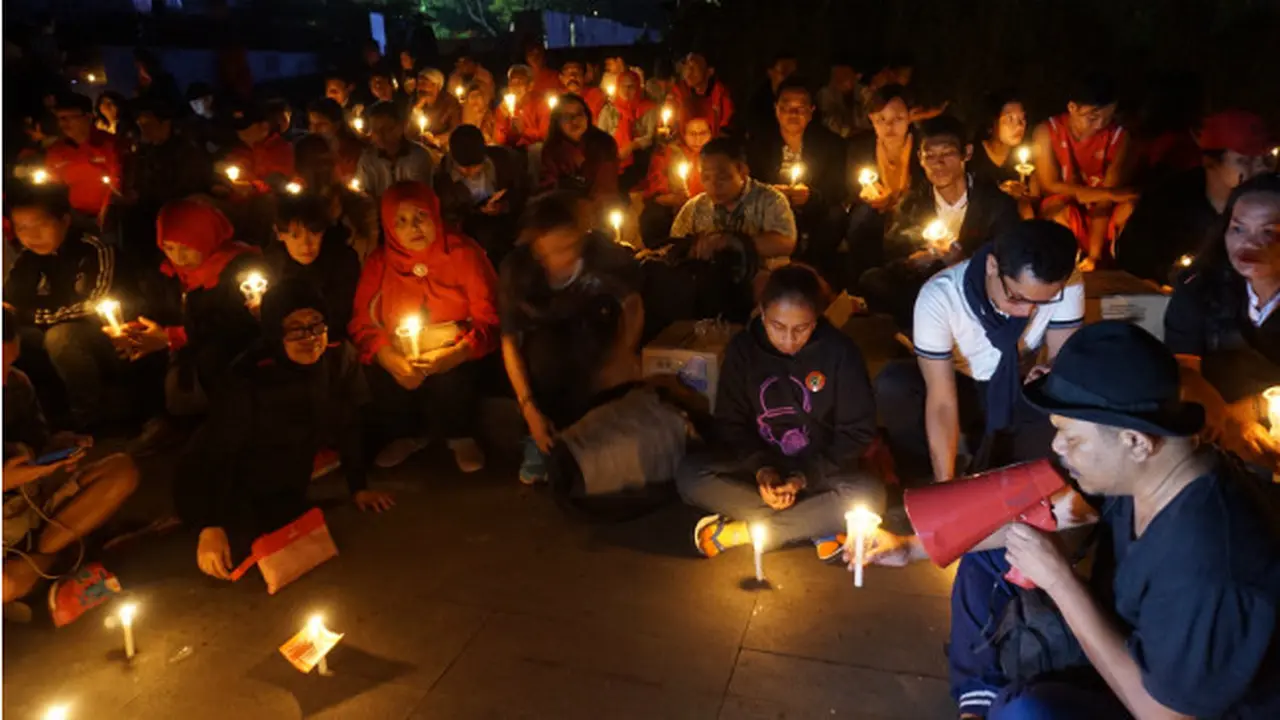 Aksi Menyalakan Lilin di Bandung Melawan Teror Bom