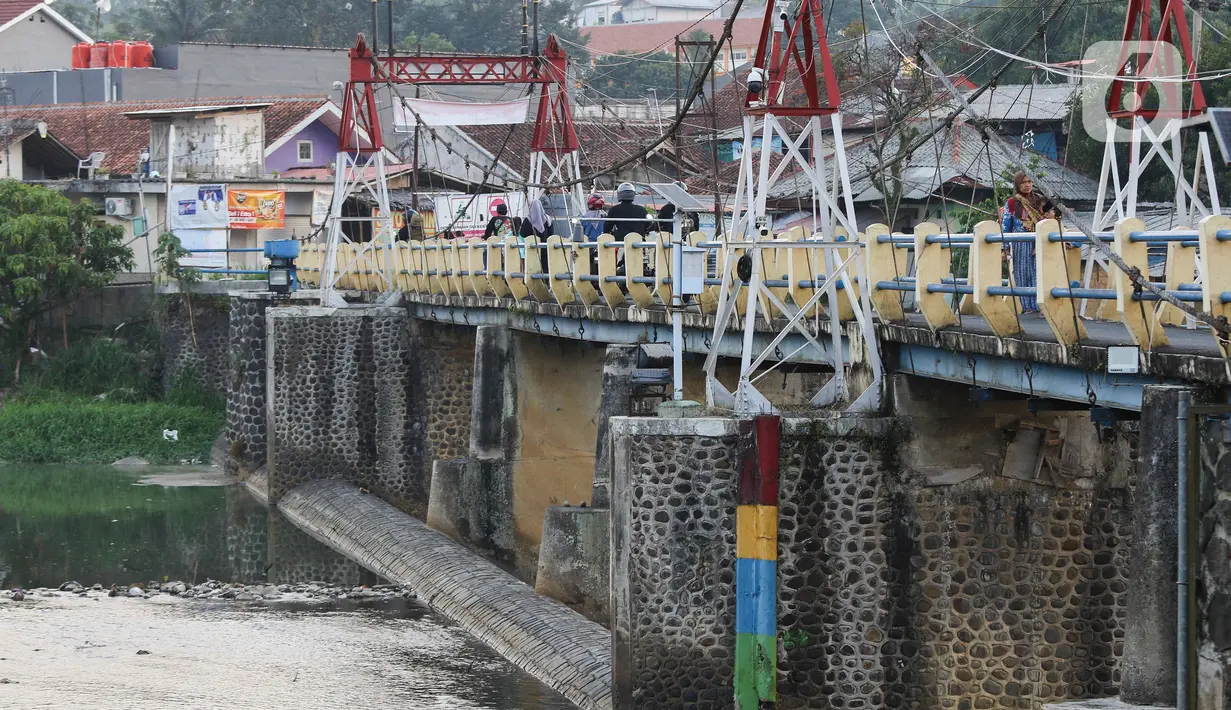 Pengendara motor melintas di atas Jembatan Bendung Katulampa, Kota Bogor, Jawa Barat, Rabu (13/9/2023). (Liputan6.com/Herman Zakharia)