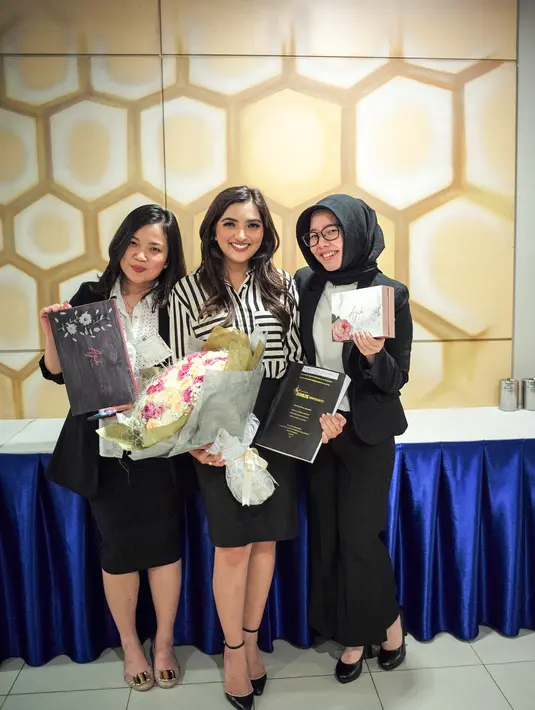 Berada di ruang sidang dan menghadapi para dosen penguji, ternyata Ashanty sudah merasa deg-degan di hari-hari sebelumnya. Seperti tidak napsu makan, sulit tidur, bahkan sampai asam lambungnya naik. (Instagram/ashanty_ash)