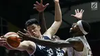 Pebasket putra Indonesia, Jamarr Andre Johnson (kanan) berebut bola dengan pemain Korea, Seounghyun Lee pada babak penyisihan Grup A Basket Putra Asian Games 2018 di Jakarta, Selasa (14/8). Indonesia kalah 65-104. (Liputan6.com/Helmi Fithriansyah)