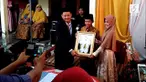 Sepasang kekasih menikah dengan mas kawain berupa sandal jepit. Pernikahan yang mendadak viral ini digelar di Desa Sumberadi, Kebumen.