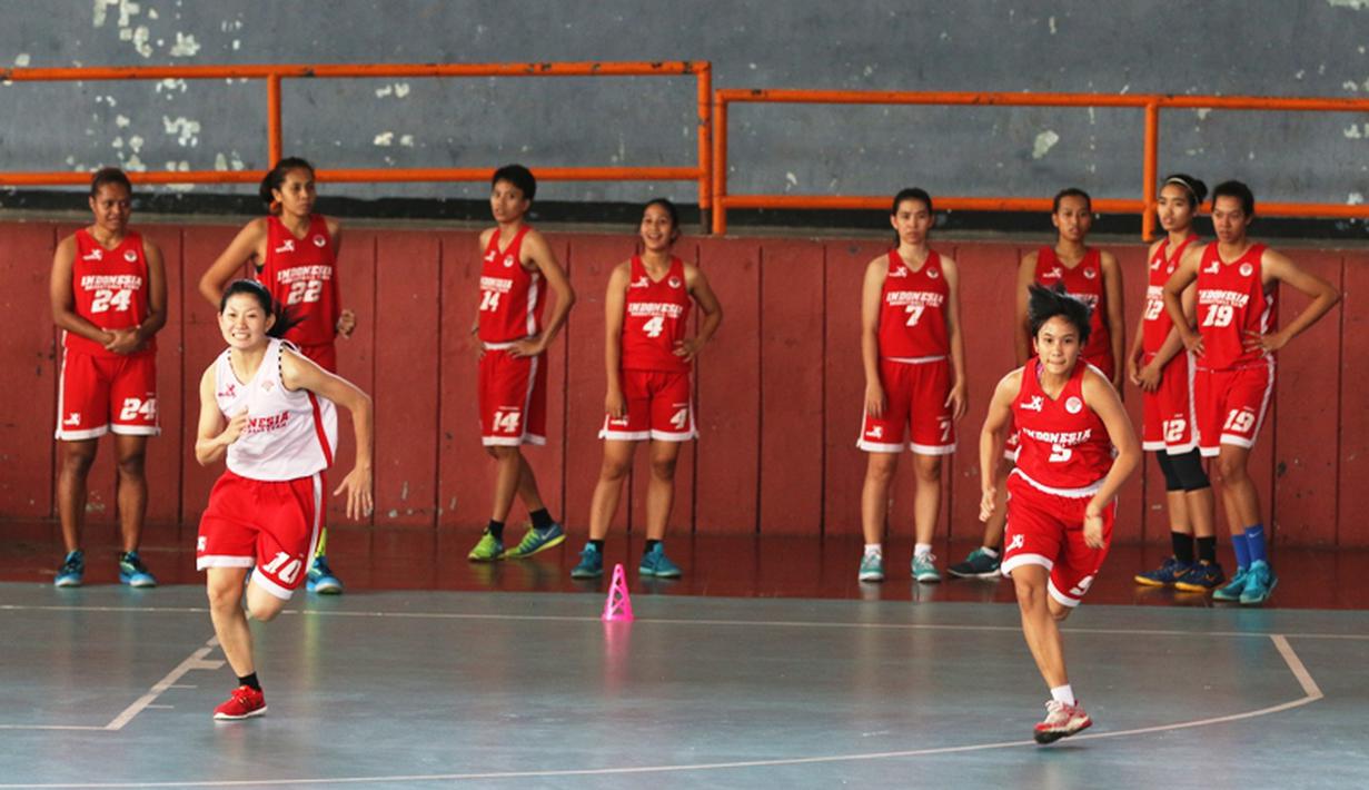 Pemain Timnas Basket Putri SEA Games menjalani tes fisik di Hall Basket Gelora Bung Karno, Senayan, Jakarta. Kamis (21/5). (Bola.com/Arief Bagus)