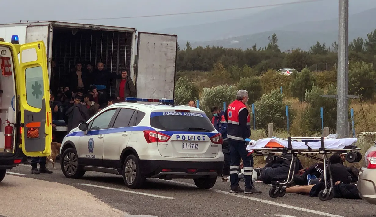 Para migran berada di dalam  truk berpendingin yang ditemukan oleh polisi di sebuah jalan tol, Yunani utara, Senin (4/11/2019). Penemuan setelah polisi menghentikan truk untuk pemeriksaan rutin dan menemukan sebanyak 41 migran yang diduga dari Afghanistan. (Stavros Karypidis/xanthinews.gr via AP)