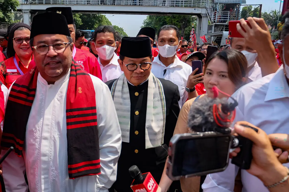Naik Oplet, Pasangan Pramono Anung dan Rano Karno Bergerak Menuju KPU Jakarta